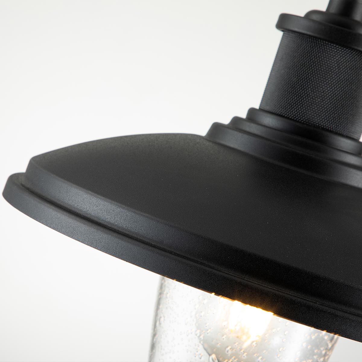 Allenbury Zwart buitenlamp Van Elstead Lighting - De lamp heeft een elegant, zwart oppervlak en is ontworpen om bestand te zijn tegen zware weersomstandigheden.