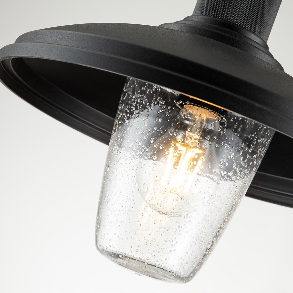 Allenbury Zwart buitenlamp Van Elstead Lighting - De lamp heeft een elegant, zwart oppervlak en is ontworpen om bestand te zijn tegen zware weersomstandigheden.