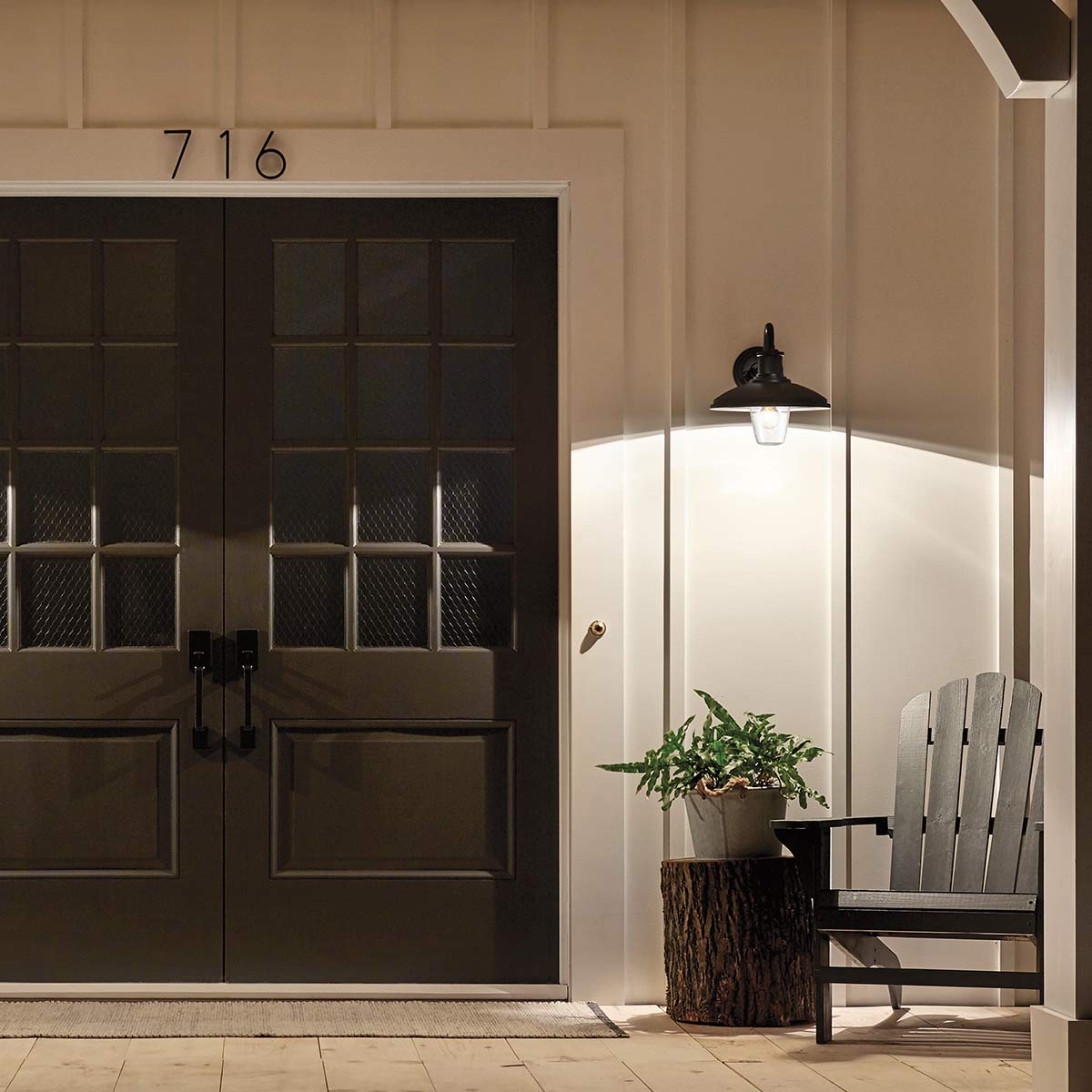 Allenbury Zwart buitenlamp Van Elstead Lighting - De lamp heeft een elegant, zwart oppervlak en is ontworpen om bestand te zijn tegen zware weersomstandigheden.