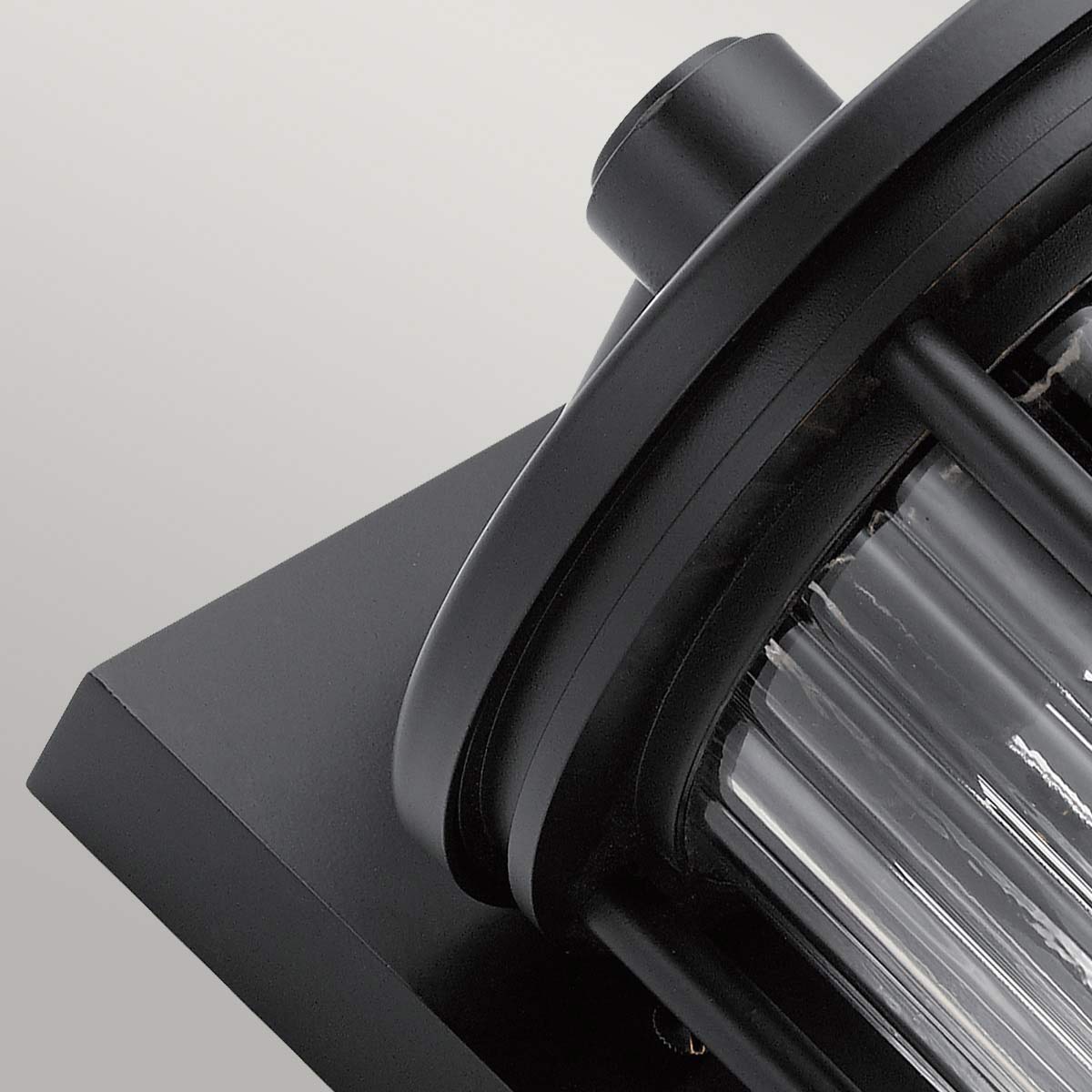Barras Zwart buitenlamp Van Elstead Lighting - De lamp heeft een IP44-classificatie, wat betekent dat hij bestand is tegen spatwater en weersinvloeden.