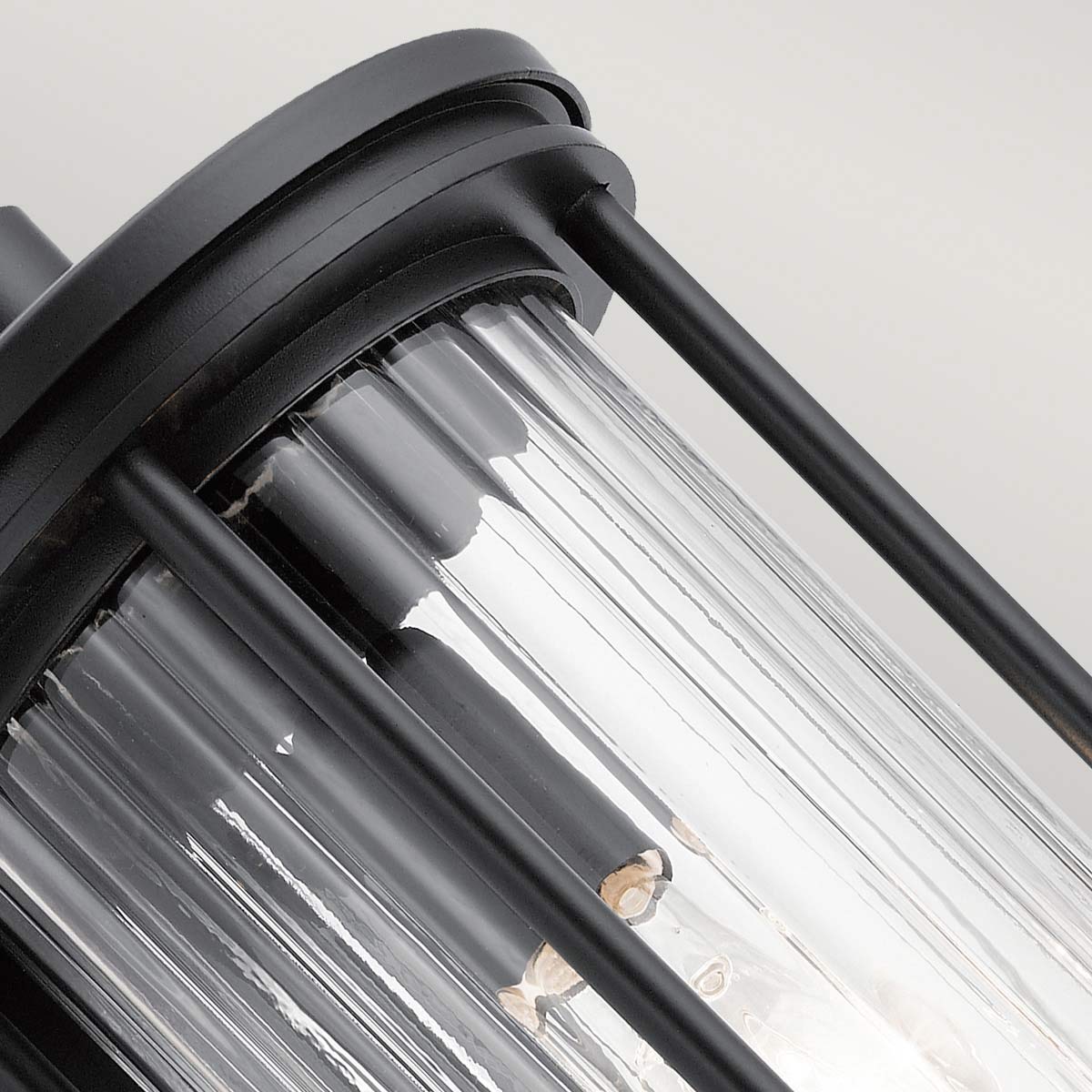Barras Zwart buitenlamp Van Elstead Lighting - De lamp heeft een IP44-classificatie, wat betekent dat hij bestand is tegen spatwater en weersinvloeden.