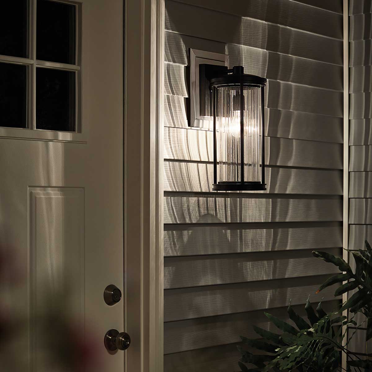 Barras Zwart buitenlamp Van Elstead Lighting - De lamp heeft een IP44-classificatie, wat betekent dat hij bestand is tegen spatwater en weersinvloeden.