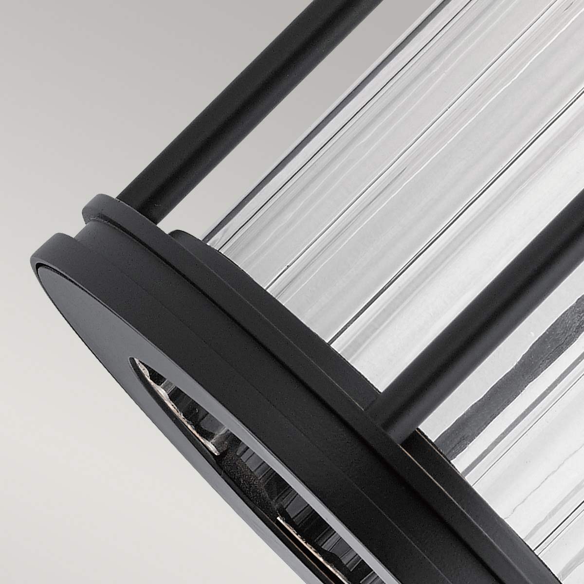 Barras Zwart buitenlamp Van Elstead Lighting - De lamp heeft een IP44-classificatie, wat betekent dat hij bestand is tegen spatwater en weersinvloeden.