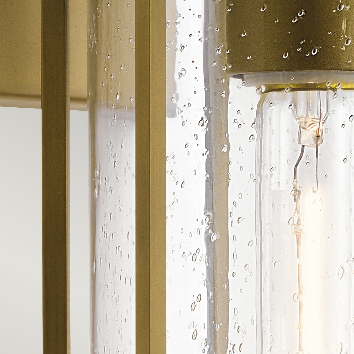 Camillo 37cm Messing buitenlamp Van Elstead Lighting - Med sin robusta metallkonstruktion och klarglas med bubbeleffekt skapar den en vacker ljusspridning som f&ouml;rh&ouml;jer fasader, entr&eacute;er och uteplatser.