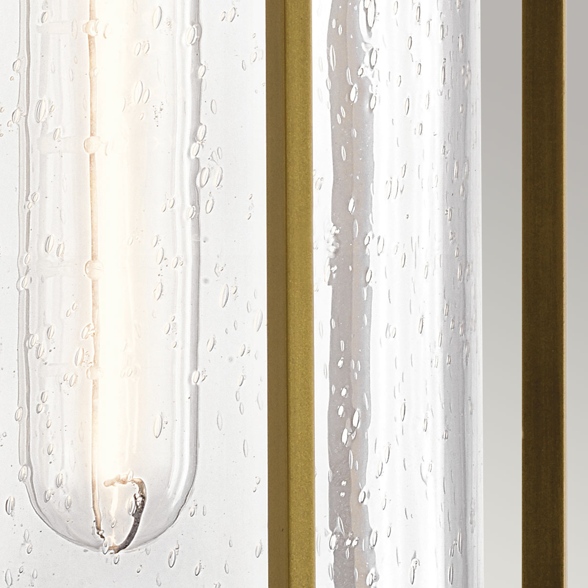 Camillo 37cm Messing buitenlamp Van Elstead Lighting - Med sin robusta metallkonstruktion och klarglas med bubbeleffekt skapar den en vacker ljusspridning som f&ouml;rh&ouml;jer fasader, entr&eacute;er och uteplatser.