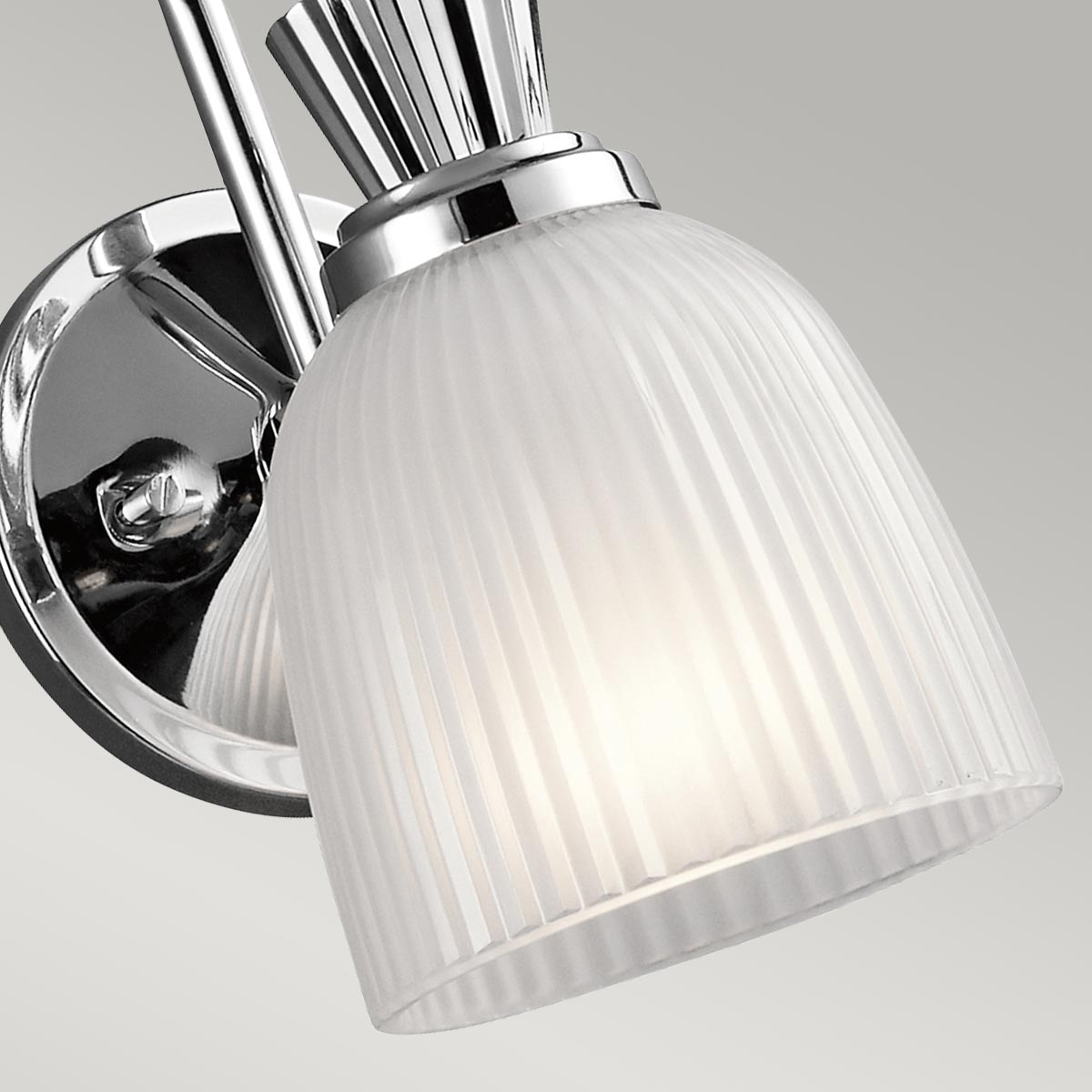 Cora Ø13 Gepolijst chroom badkamerlamp Van Elstead Lighting - Het klokvormige glas met geribbelde details en ge&euml;tste binnenkant zweeft prachtig op de Het gepolijste chromen frame cre&euml;ert een verfijnde en stijlvolle lichtbron voor badkamers.
