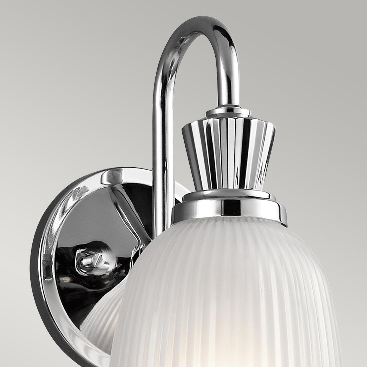 Cora Ø13 Gepolijst chroom badkamerlamp Van Elstead Lighting - Het klokvormige glas met geribbelde details en ge&euml;tste binnenkant zweeft prachtig op de Het gepolijste chromen frame cre&euml;ert een verfijnde en stijlvolle lichtbron voor badkamers.