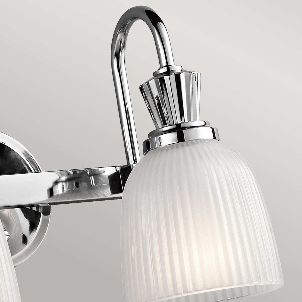Cora 40cm Gepolijst chroom badkamerlamp Van Elstead Lighting - Deze collectie maakt gebruik van LED-verlichting en heeft elegante rondingen en strakke lijnen die een modern tintje aan de uitstraling toevoegen.