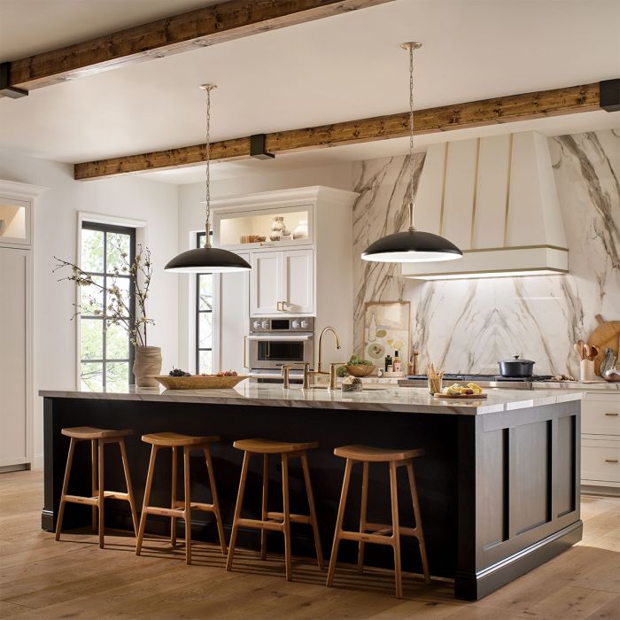 Delarosa Ø50 Zwart/brons hanglamp Van Elstead Lighting - Elegante details en een ketting in een lichtbronskleurige afwerking geven de lamp een exclusieve uitstraling.