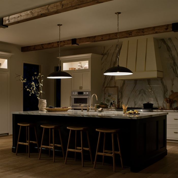 Delarosa Ø50 Zwart/brons hanglamp Van Elstead Lighting - Elegante details en een ketting in een lichtbronskleurige afwerking geven de lamp een exclusieve uitstraling.