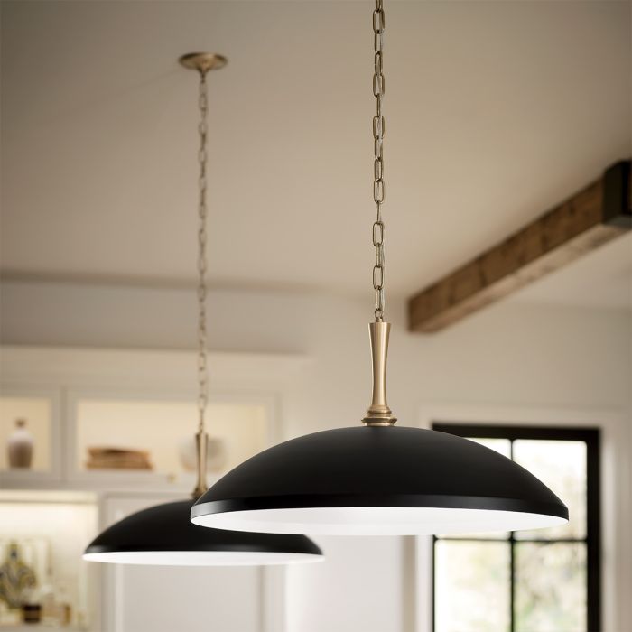 Delarosa Ø50 Zwart/brons hanglamp Van Elstead Lighting - Elegante details en een ketting in een lichtbronskleurige afwerking geven de lamp een exclusieve uitstraling.