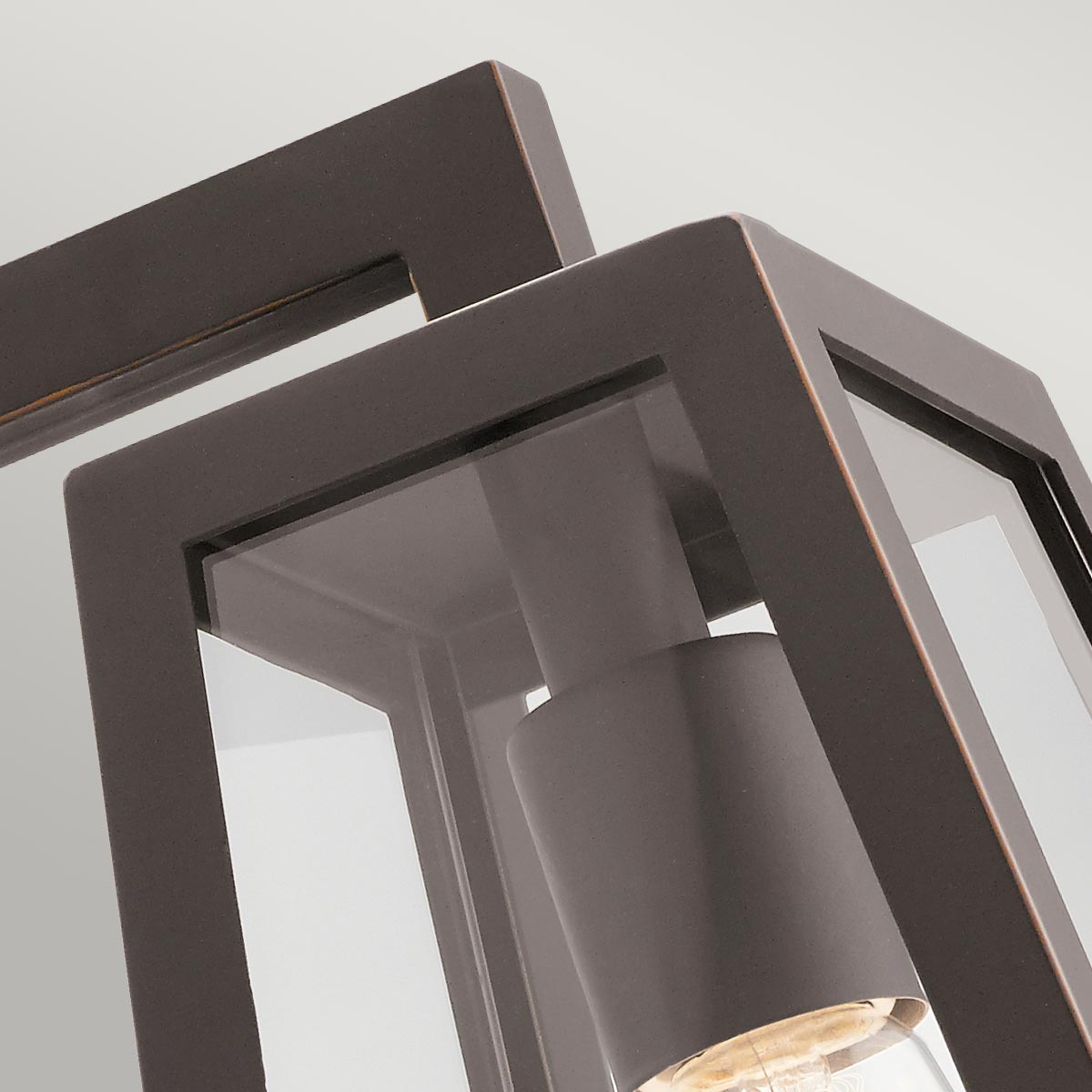 Delison Bronzen buitenlamp Van Elstead Lighting - De Delison wandlamp heeft een minimalistisch design dat perfect past bij een rustieke of moderne lodgestijl.
