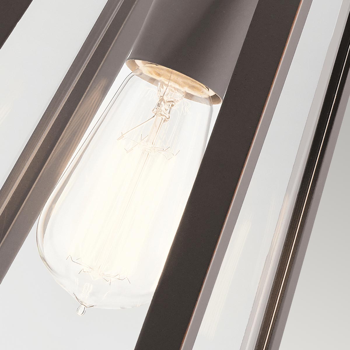 Delison Bronzen buitenlamp Van Elstead Lighting - De Delison wandlamp heeft een minimalistisch design dat perfect past bij een rustieke of moderne lodgestijl.