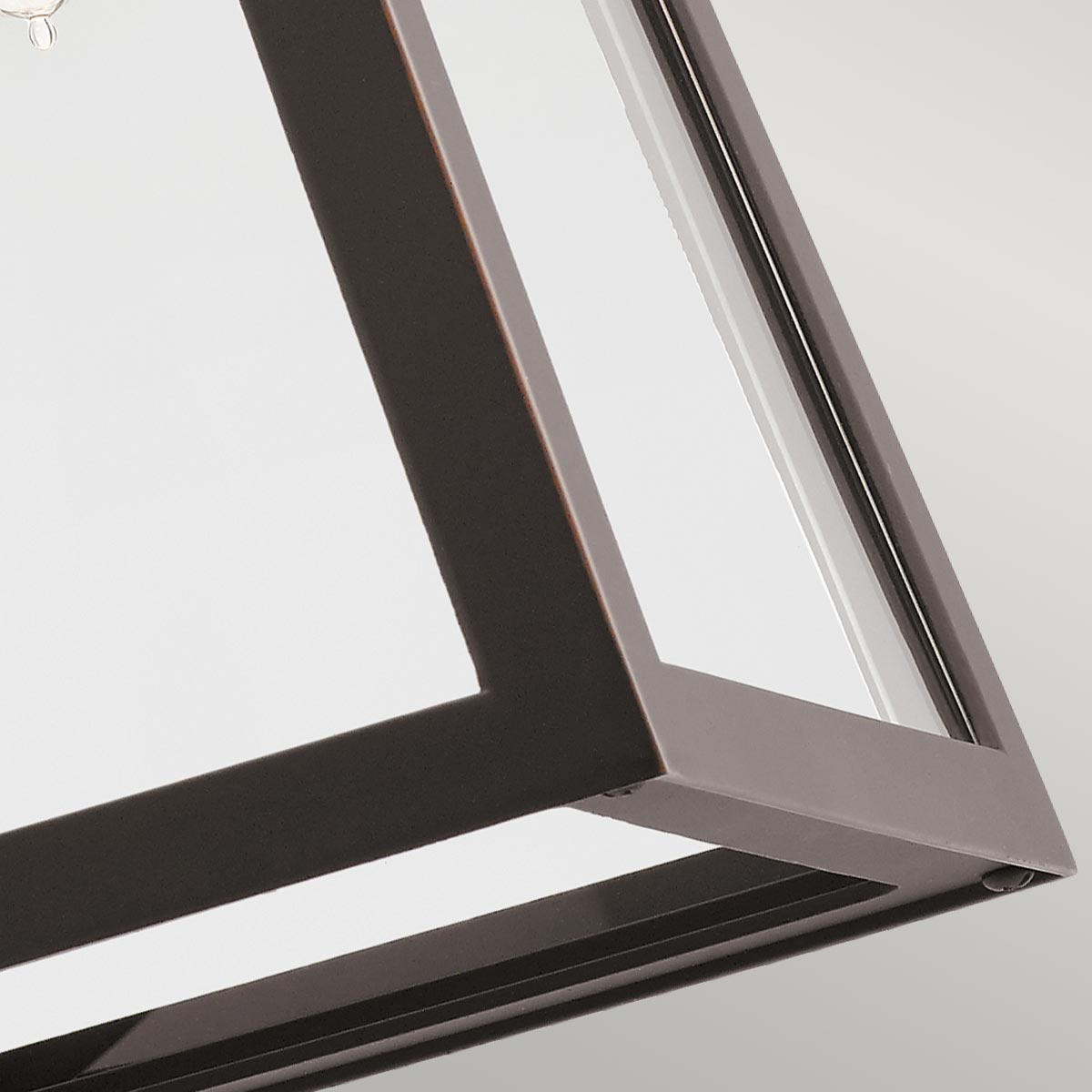 Delison Bronzen buitenlamp Van Elstead Lighting - De Delison wandlamp heeft een minimalistisch design dat perfect past bij een rustieke of moderne lodgestijl.