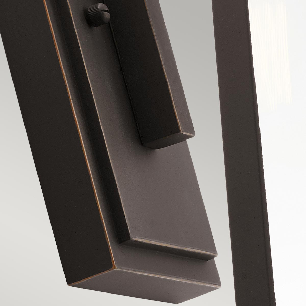 Delison Bronzen buitenlamp Van Elstead Lighting - De Delison wandlamp heeft een minimalistisch design dat perfect past bij een rustieke of moderne lodgestijl.