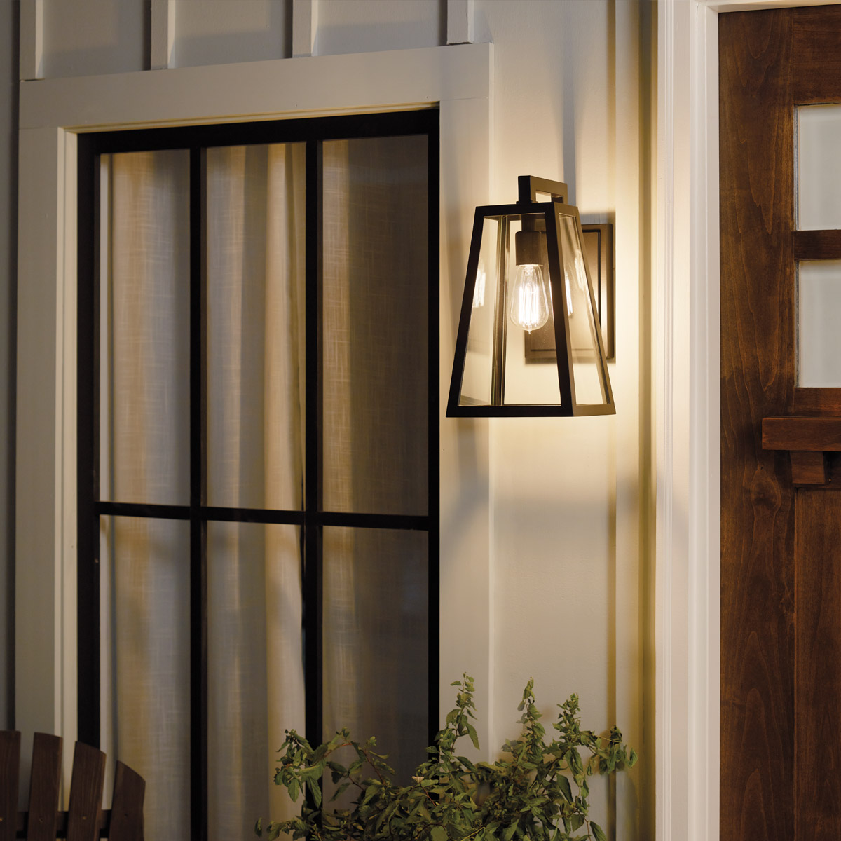 Delison Bronzen buitenlamp Van Elstead Lighting - De Delison wandlamp heeft een minimalistisch design dat perfect past bij een rustieke of moderne lodgestijl.