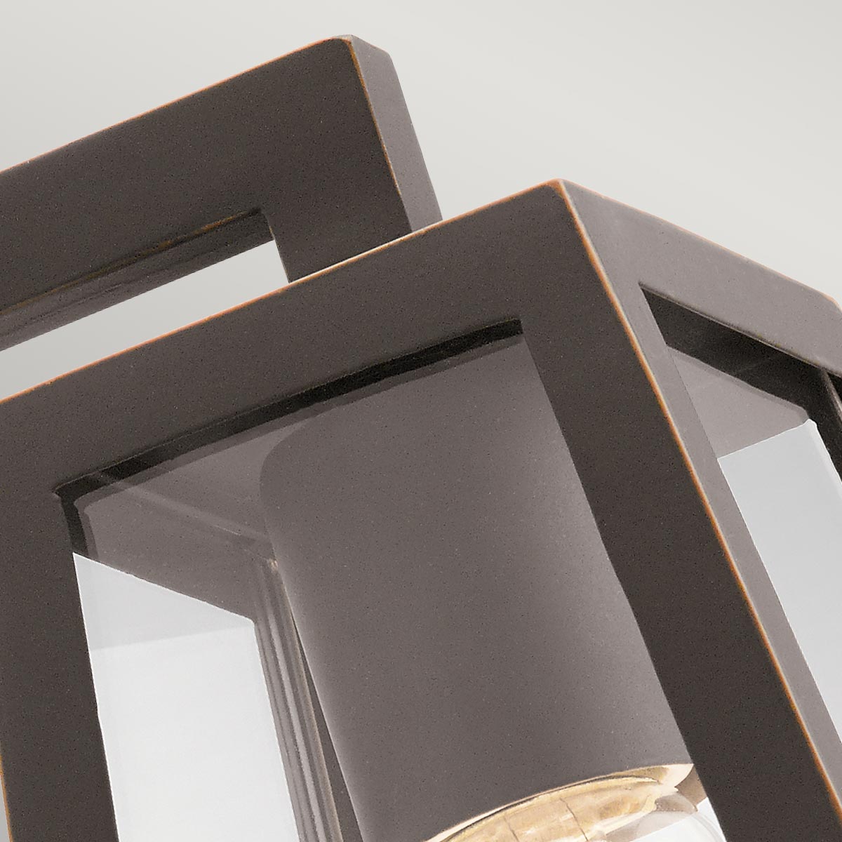 Delison Bronzen buitenlamp Van Elstead Lighting - De Delison wandlamp heeft een minimalistisch design dat perfect past bij een rustieke of moderne lodgestijl.