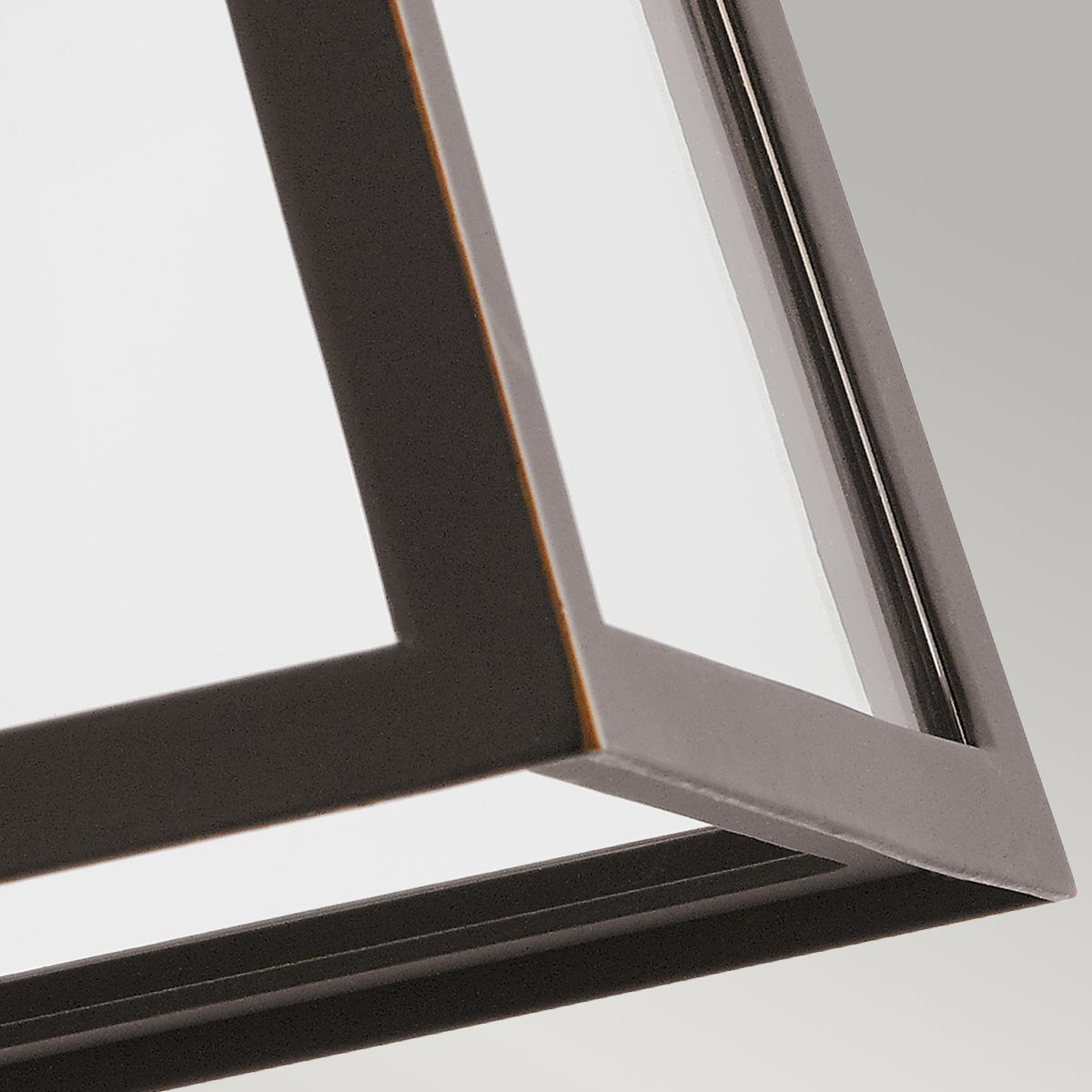 Delison Bronzen buitenlamp Van Elstead Lighting - De Delison wandlamp heeft een minimalistisch design dat perfect past bij een rustieke of moderne lodgestijl.