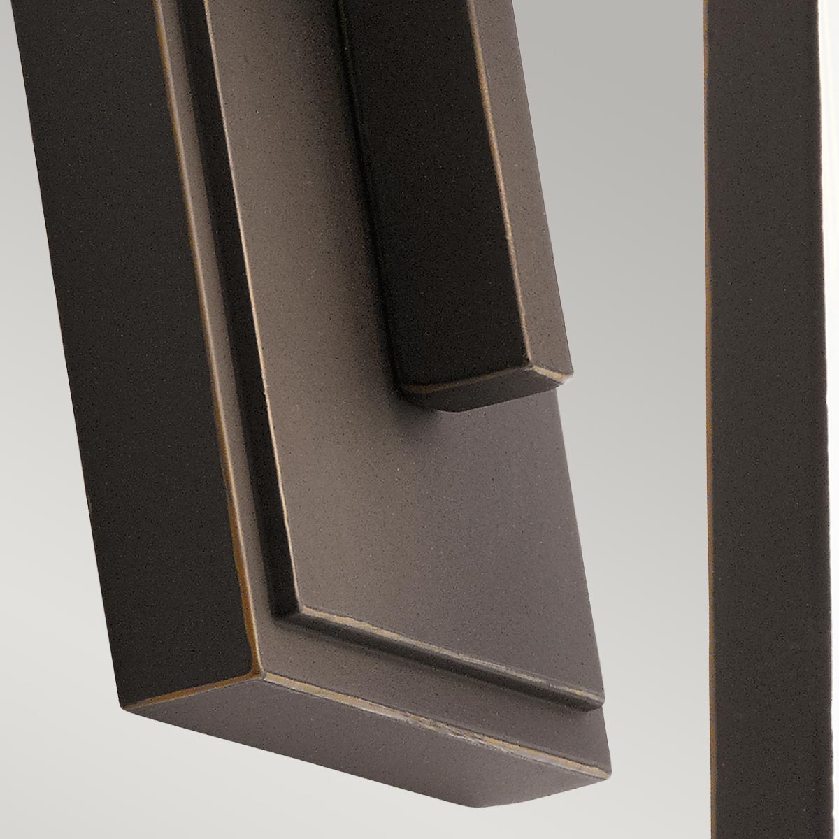 Delison Bronzen buitenlamp Van Elstead Lighting - De Delison wandlamp heeft een minimalistisch design dat perfect past bij een rustieke of moderne lodgestijl.