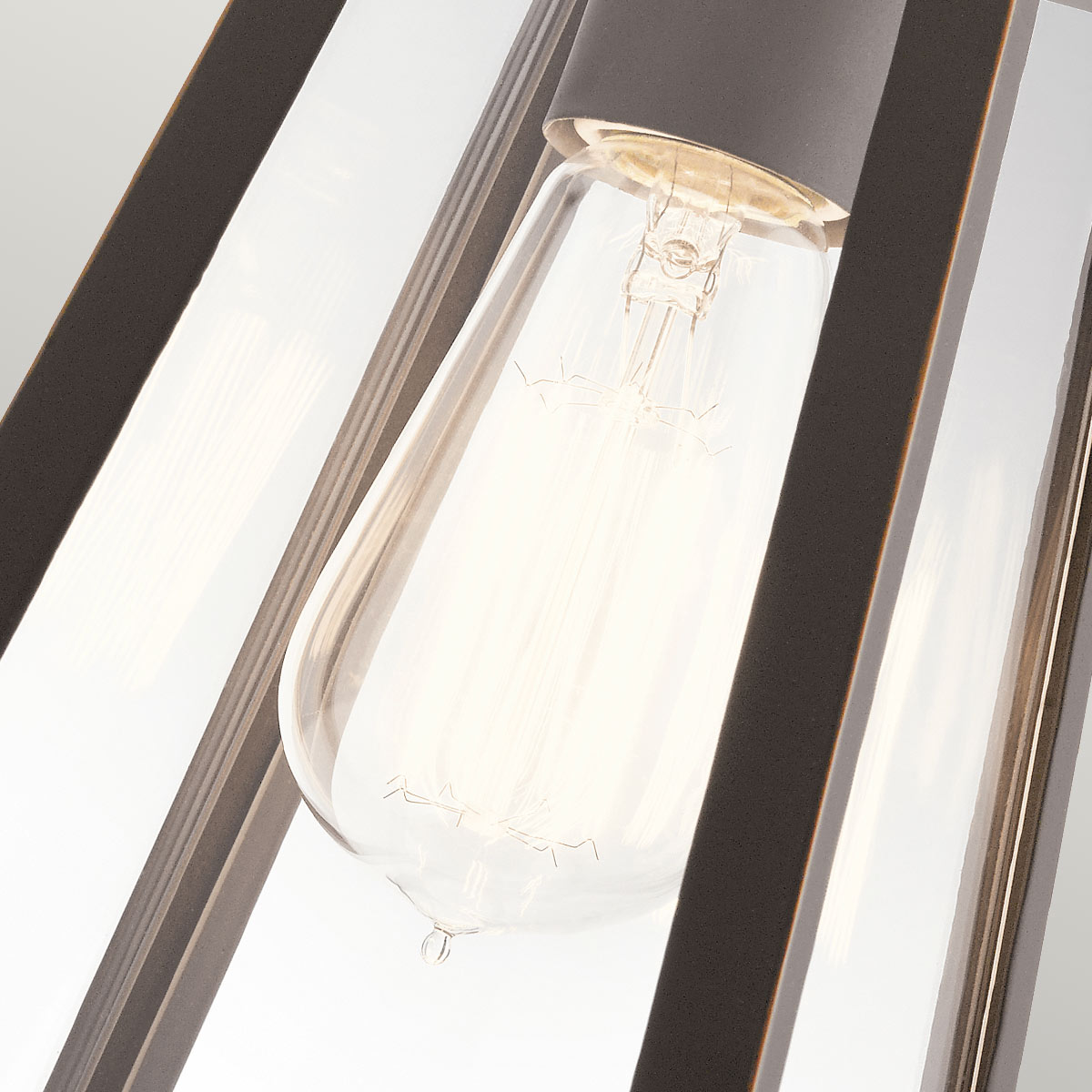 Delison Bronzen buitenlamp Van Elstead Lighting - De Delison wandlamp heeft een minimalistisch design dat perfect past bij een rustieke of moderne lodgestijl.