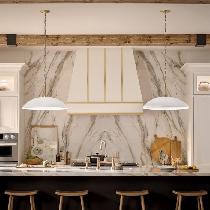 Delarosa Ø50 Wit/brons hanglamp Van Elstead Lighting - Elegante details en een ketting met een lichtbronskleurige afwerking geven de lamp een exclusieve uitstraling.