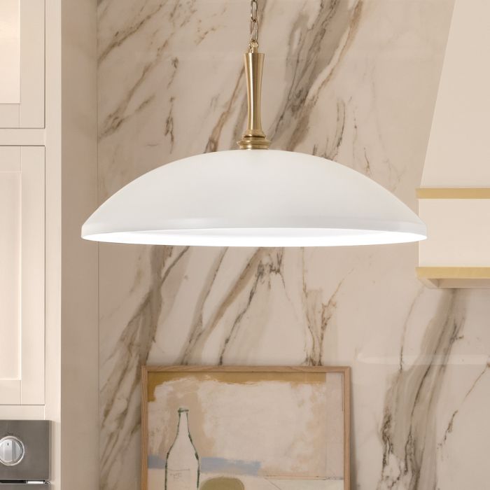 Delarosa Ø50 Wit/brons hanglamp Van Elstead Lighting - Elegante details en een ketting met een lichtbronskleurige afwerking geven de lamp een exclusieve uitstraling.
