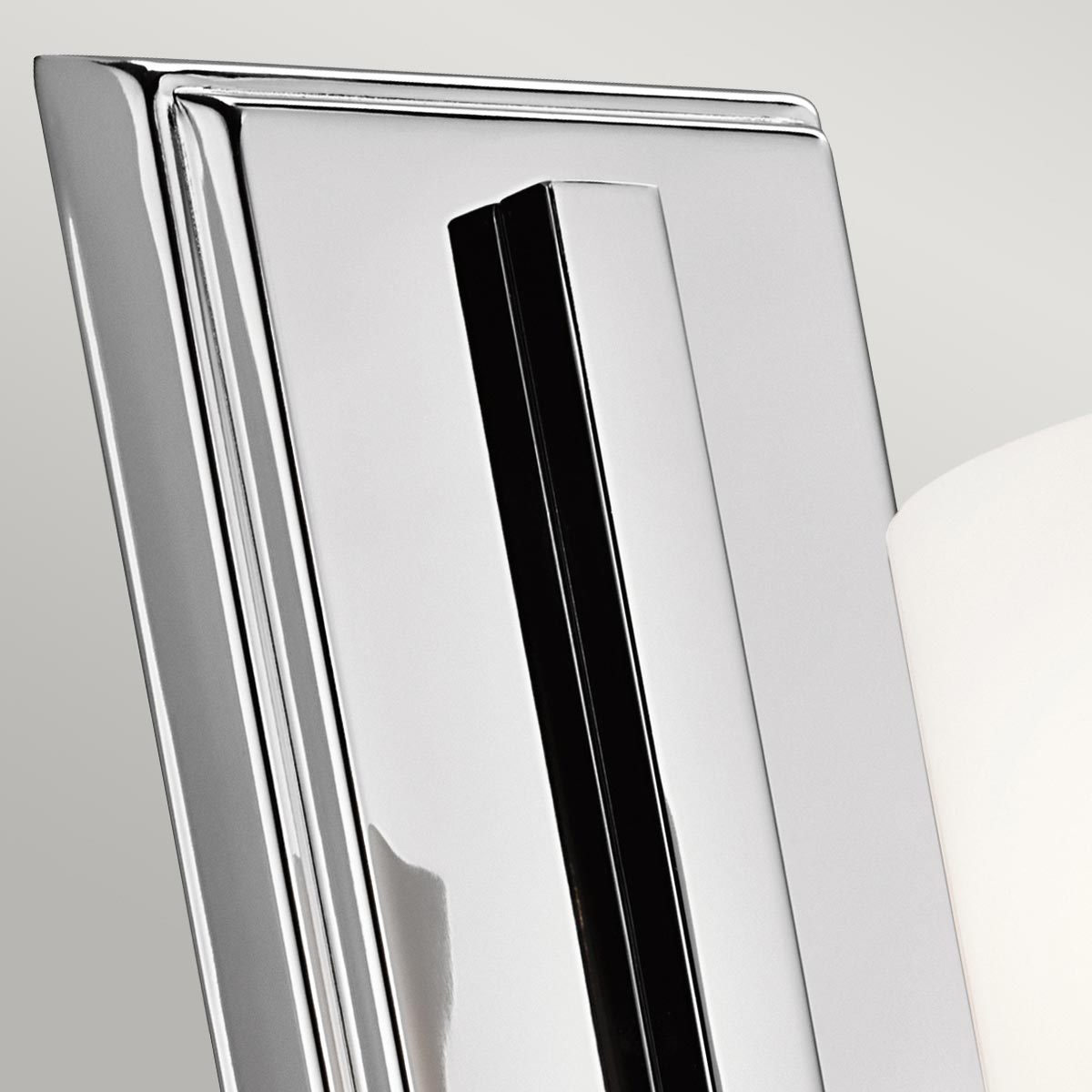 Hendrik 30cm Gepolijst chroom badkamerlamp Van Elstead Lighting - Met zijn gepolijste chromen afwerking en elegante opaalglazen kap creëert hij een stijlvolle en verfijnde indruk.