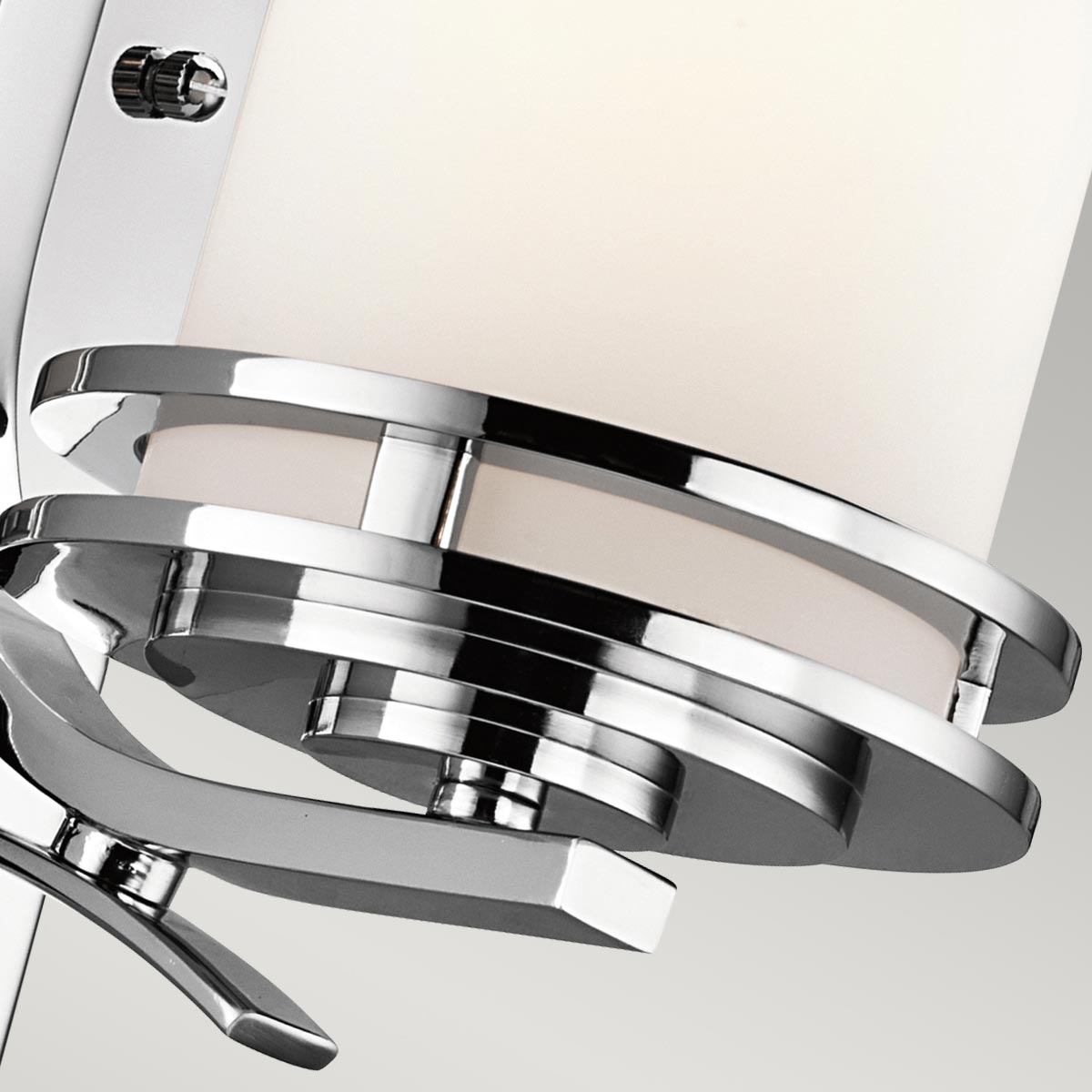 Hendrik 30cm Gepolijst chroom badkamerlamp Van Elstead Lighting - Met zijn gepolijste chromen afwerking en elegante opaalglazen kap creëert hij een stijlvolle en verfijnde indruk.