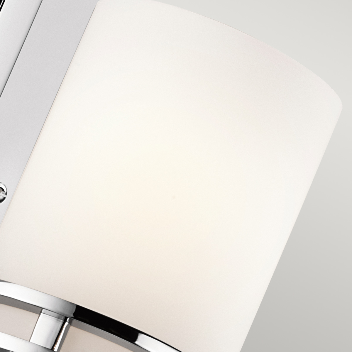 Hendrik 30cm Gepolijst chroom badkamerlamp Van Elstead Lighting - Met zijn gepolijste chromen afwerking en elegante opaalglazen kap creëert hij een stijlvolle en verfijnde indruk.