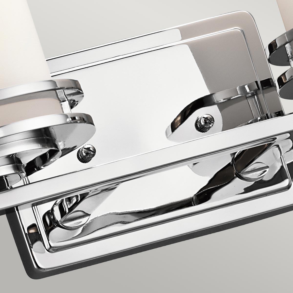 Hendrik 36cm Gepolijst chroom badkamerlamp Van Elstead Lighting - Dankzij de gepolijste chromen afwerking en de elegante opaalglazen kappen creëert het een stijlvolle en verfijnde indruk.