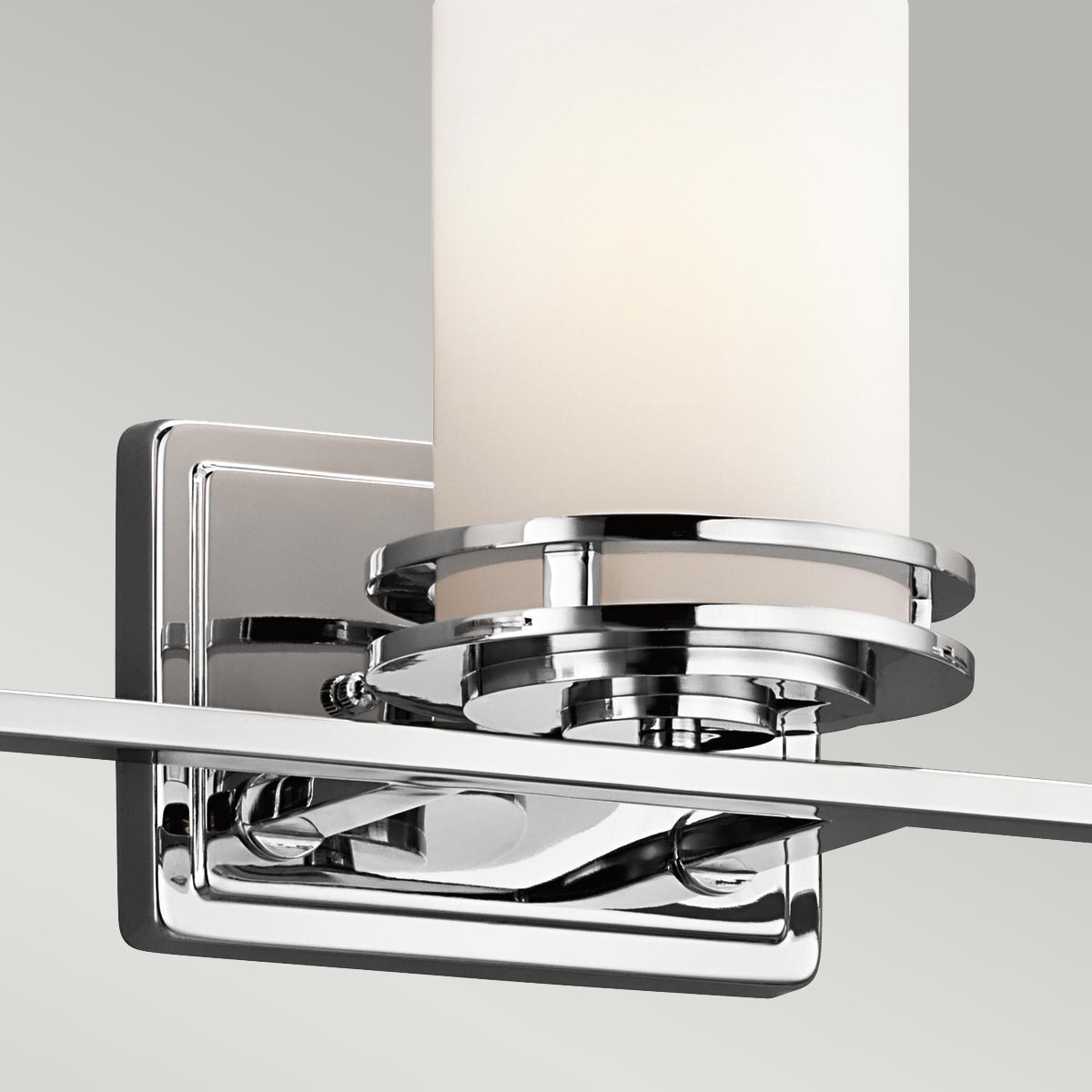 Hendrik 60cm Gepolijst chroom badkamerlamp Van Elstead Lighting - Dankzij de gepolijste chromen afwerking en de elegante opaalglazen kappen cre&euml;ert het een stijlvolle en verfijnde indruk.