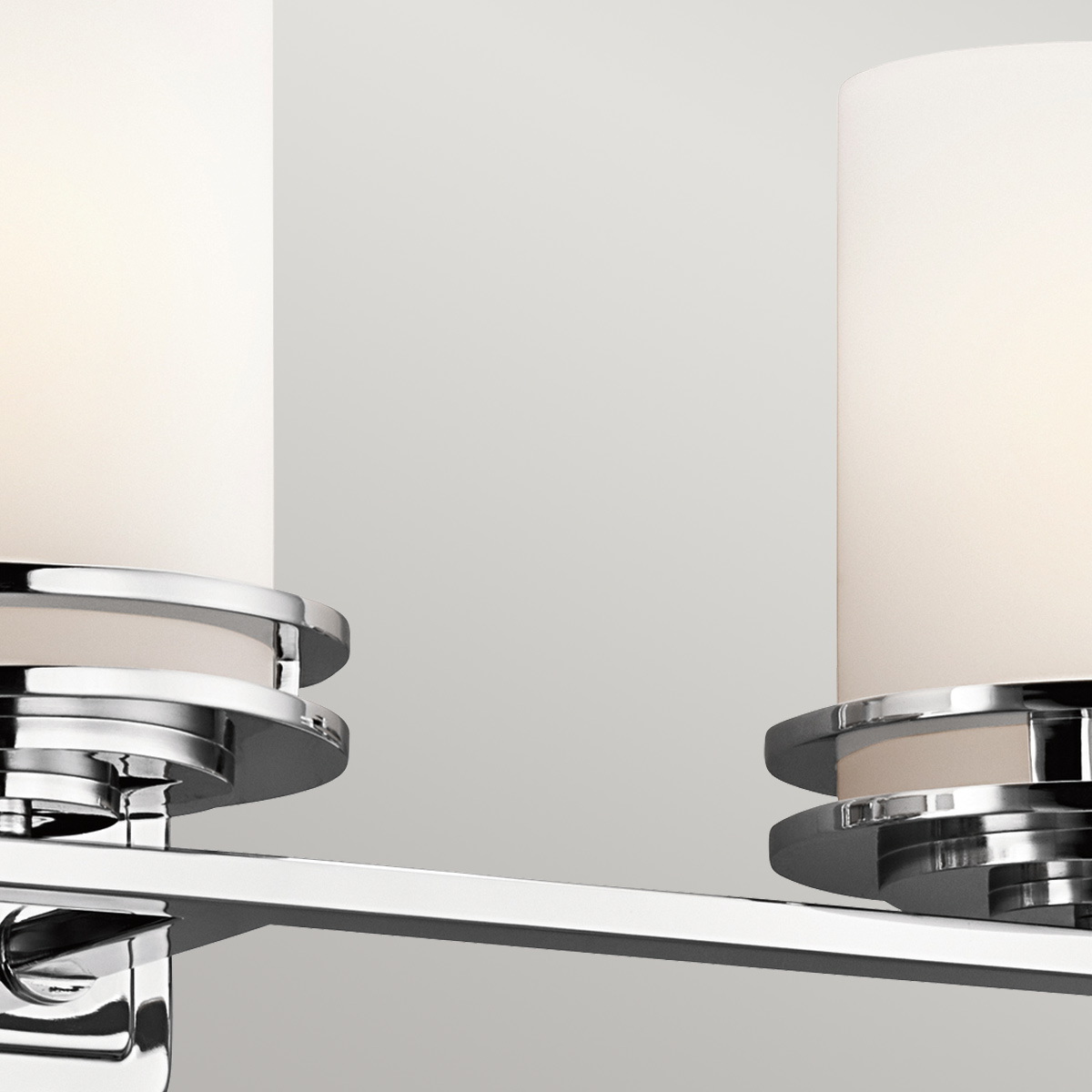 Hendrik 60cm Gepolijst chroom badkamerlamp Van Elstead Lighting - Dankzij de gepolijste chromen afwerking en de elegante opaalglazen kappen cre&euml;ert het een stijlvolle en verfijnde indruk.