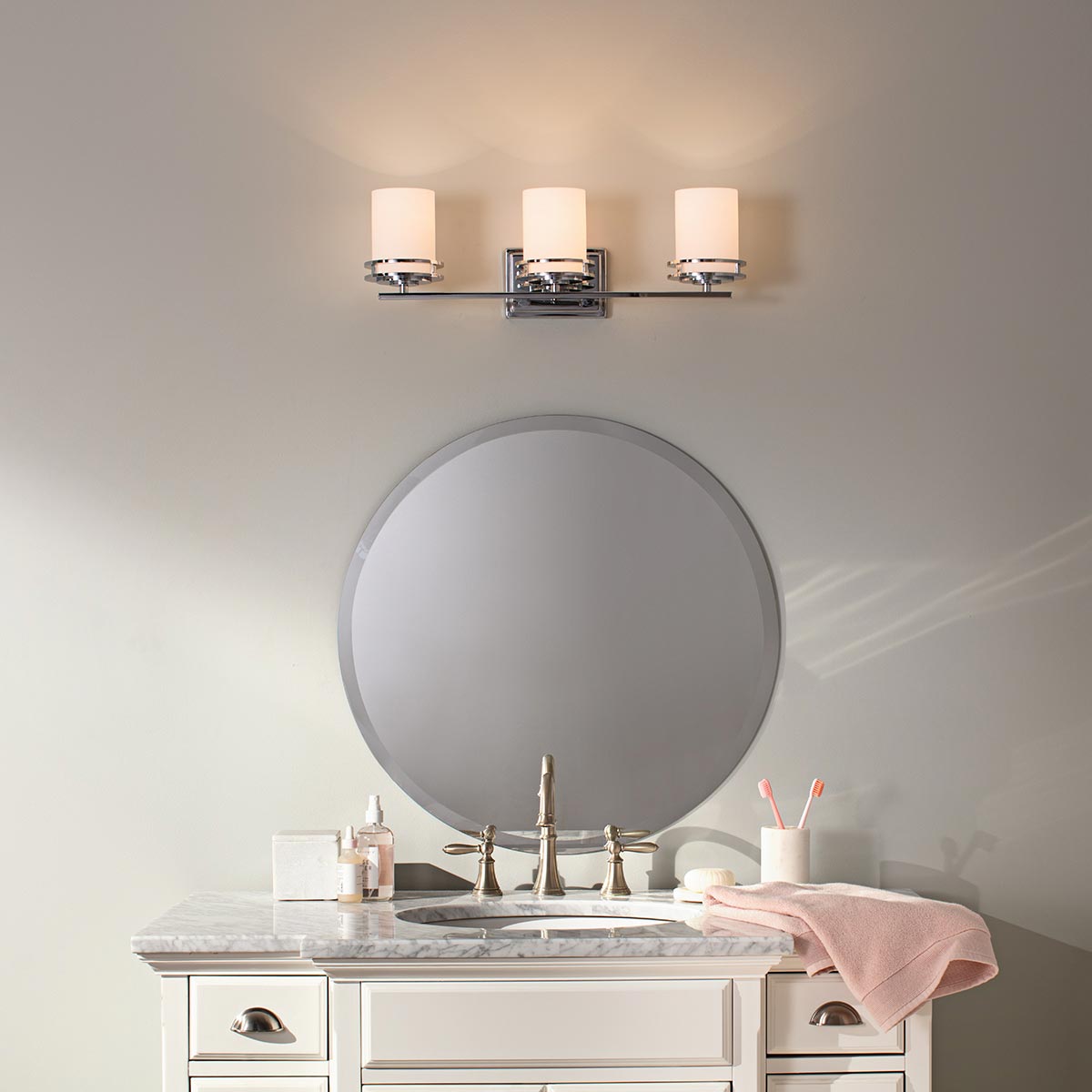 Hendrik 60cm Gepolijst chroom badkamerlamp Van Elstead Lighting - Dankzij de gepolijste chromen afwerking en de elegante opaalglazen kappen cre&euml;ert het een stijlvolle en verfijnde indruk.