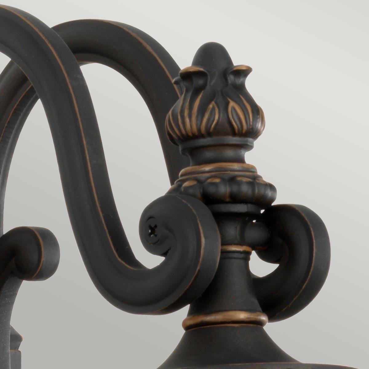 Luverne Bronzen buitenlamp Van Elstead Lighting - Dankzij de IP44-classificatie is hij ideaal voor gebruik buitenshuis, bijvoorbeeld bij de entree of op de veranda.