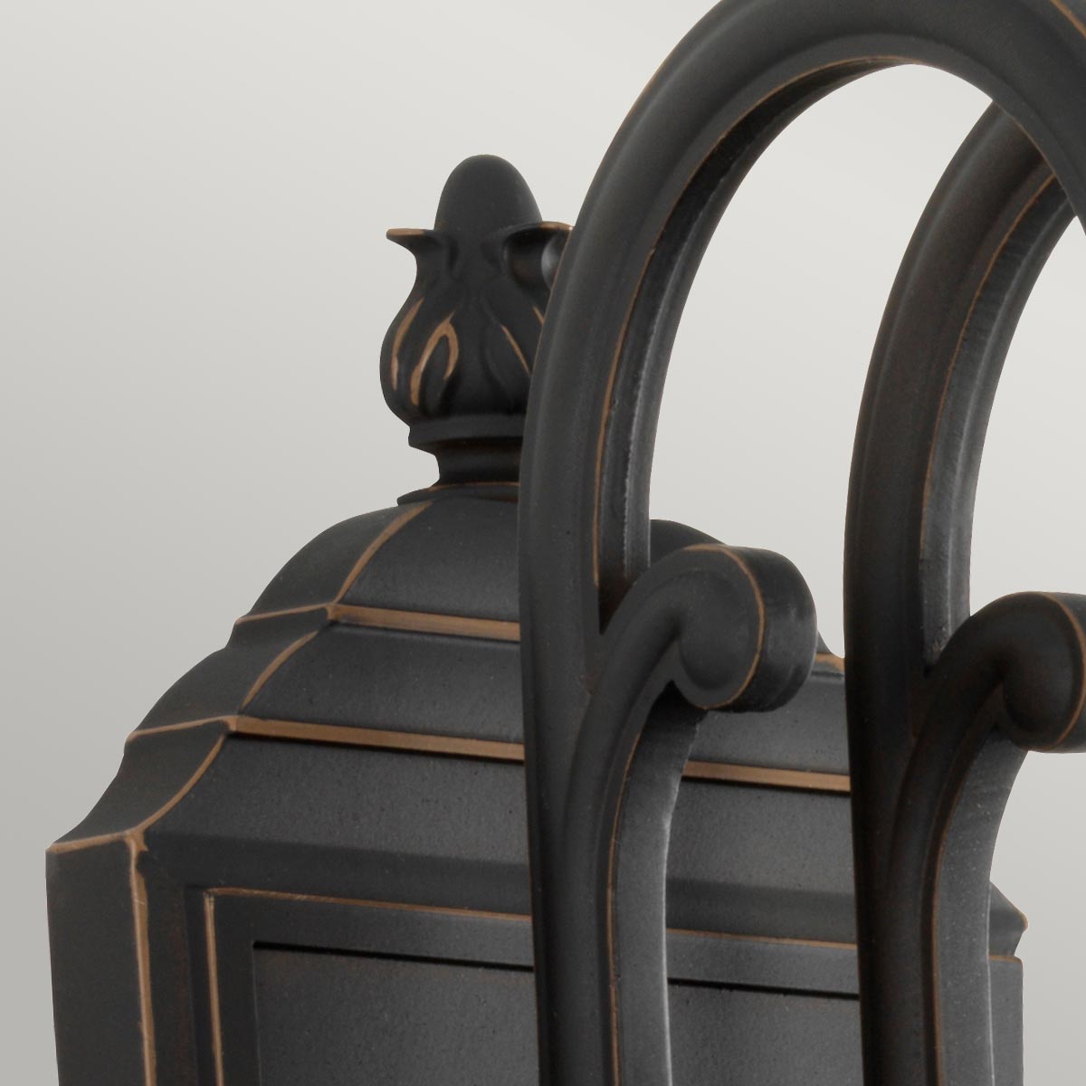 Luverne Bronzen buitenlamp Van Elstead Lighting - Dankzij de IP44-classificatie is hij ideaal voor gebruik buitenshuis, bijvoorbeeld bij de entree of op de veranda.