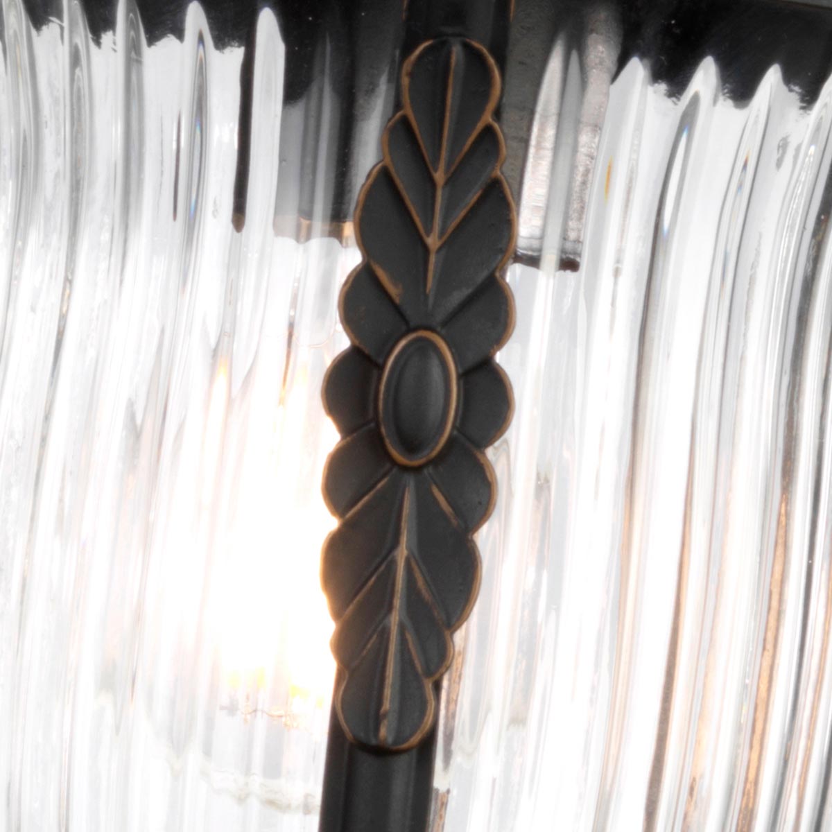 Luverne Bronzen buitenlamp Van Elstead Lighting - Dankzij de IP44-classificatie is hij ideaal voor gebruik buitenshuis, bijvoorbeeld bij de entree of op de veranda.