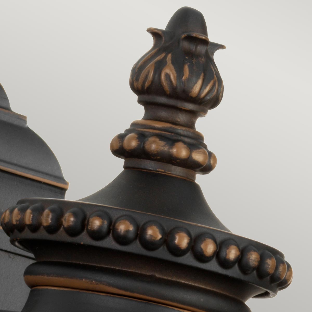 Luverne Bronzen buitenlamp Van Elstead Lighting - Dankzij de IP44-classificatie is hij ideaal voor gebruik buitenshuis, bijvoorbeeld bij de entree of op de veranda.