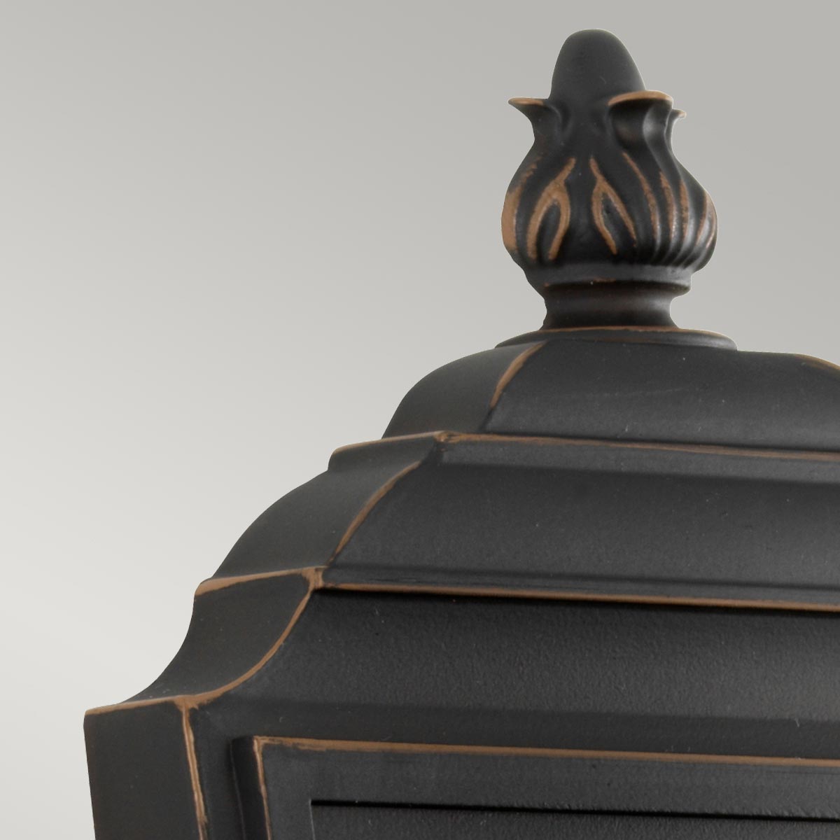 Luverne Bronzen buitenlamp Van Elstead Lighting - Dankzij de IP44-classificatie is hij ideaal voor gebruik buitenshuis, bijvoorbeeld bij de entree of op de veranda.