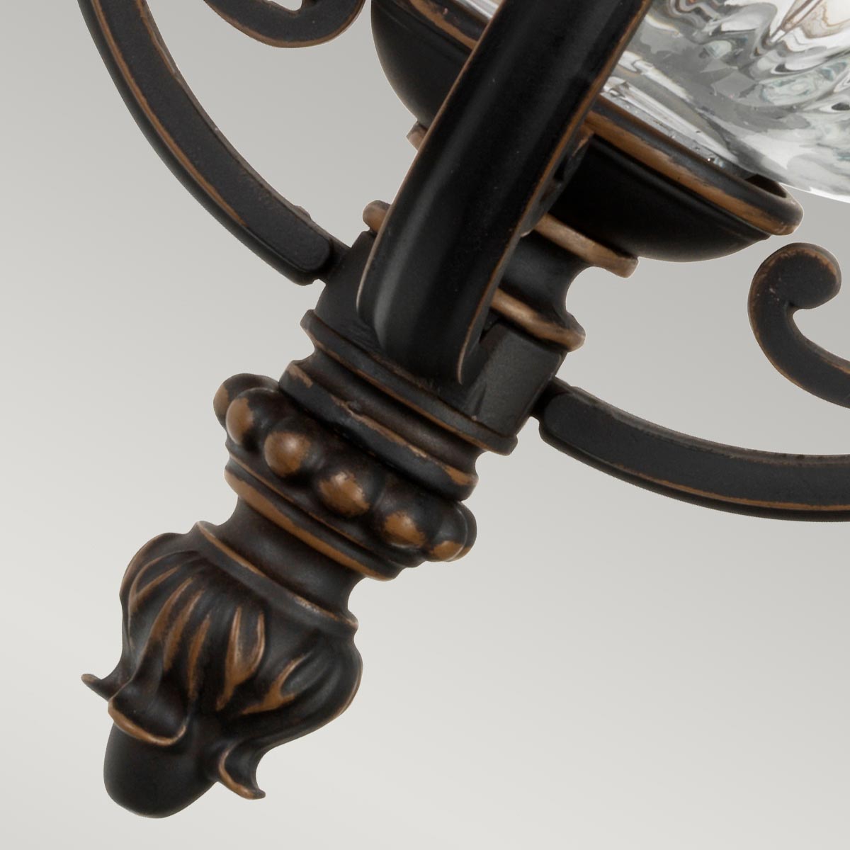 Luverne Bronzen buitenlamp Van Elstead Lighting - Dankzij de IP44-classificatie is hij ideaal voor gebruik buitenshuis, bijvoorbeeld bij de entree of op de veranda.