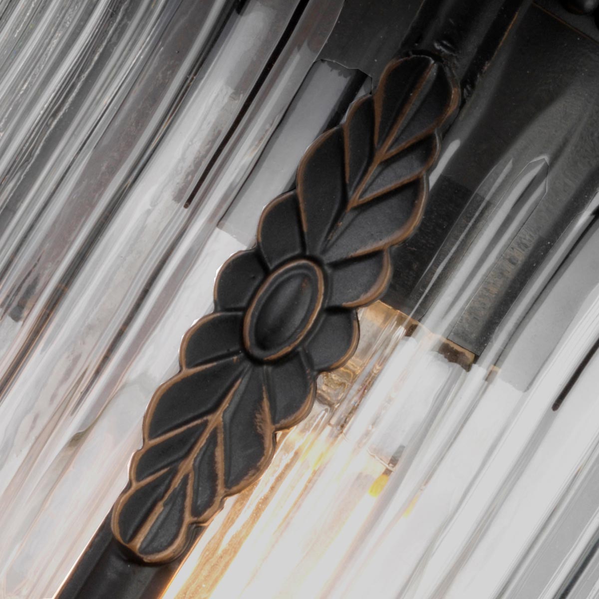Luverne Bronzen buitenlamp Van Elstead Lighting - Dankzij de IP44-classificatie is hij ideaal voor gebruik buitenshuis, bijvoorbeeld bij de entree of op de veranda.