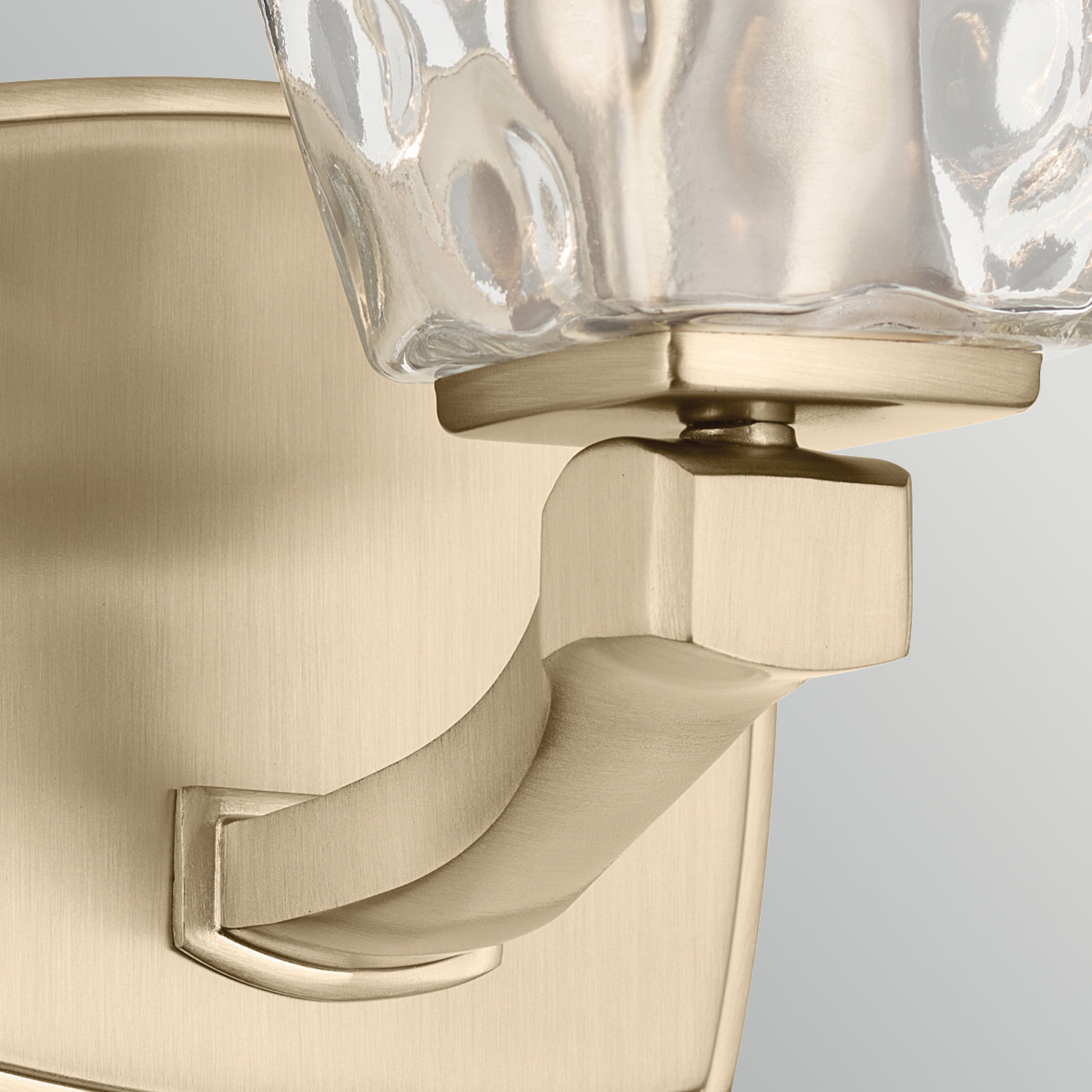 Marant 24cm Bronzen badkamerlamp Van Elstead Lighting - De kap van helder, getextureerd glas met een waterachtig patroon geeft de lamp een levendige uitstraling en zorgt voor prachtige lichtreflecties wanneer de lamp brandt.