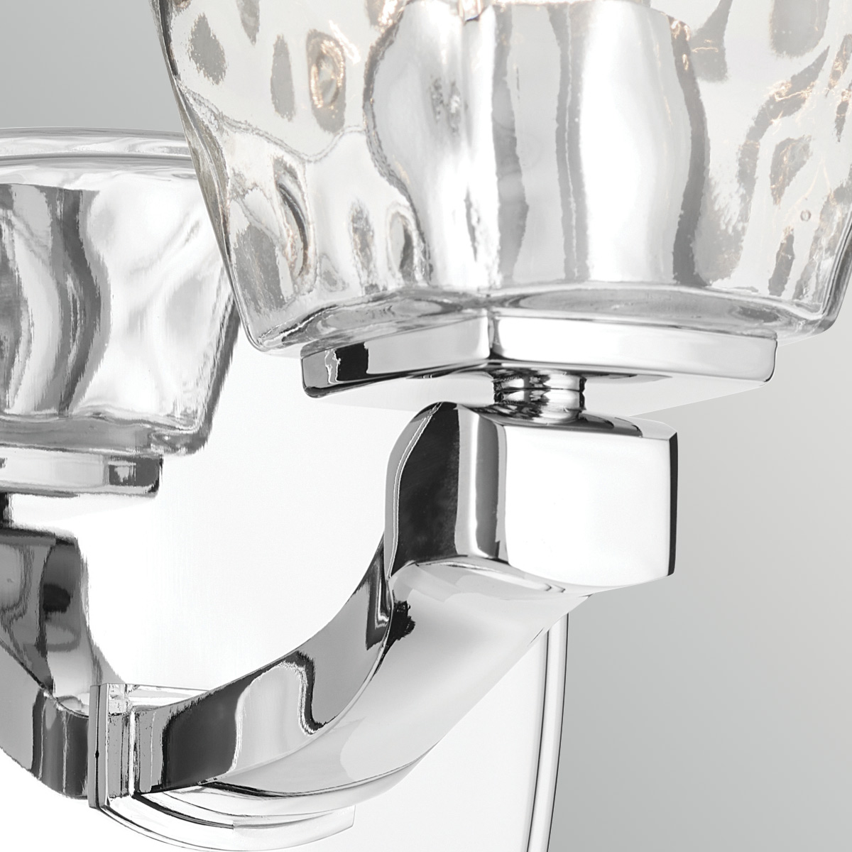 Marant 24cm Chroom badkamerlamp Van Elstead Lighting - De kap van helder, getextureerd glas met een waterachtig patroon geeft de lamp een levendige uitstraling en zorgt voor prachtige lichtreflecties wanneer de lamp brandt.