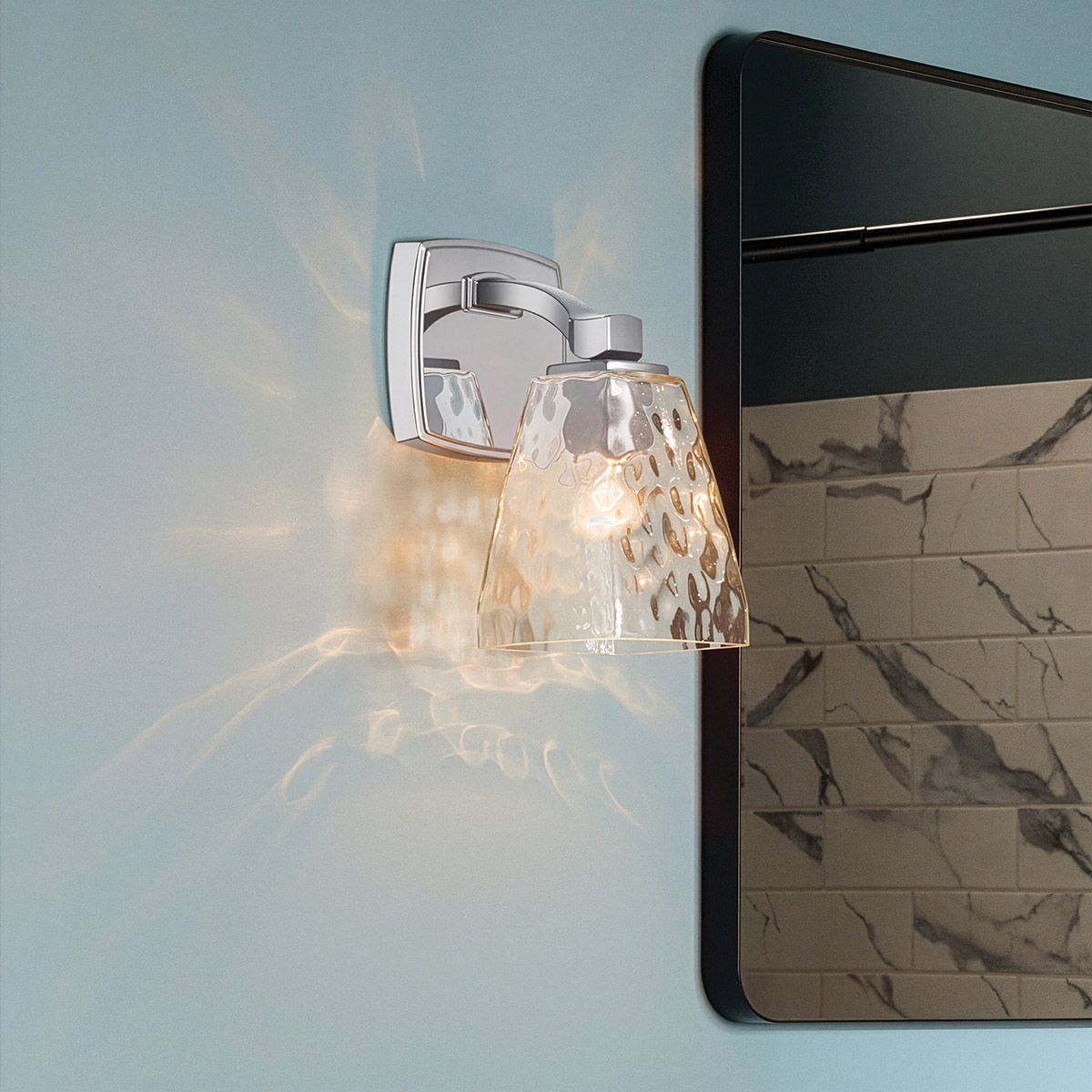 Marant 24cm Chroom badkamerlamp Van Elstead Lighting - De kap van helder, getextureerd glas met een waterachtig patroon geeft de lamp een levendige uitstraling en zorgt voor prachtige lichtreflecties wanneer de lamp brandt.