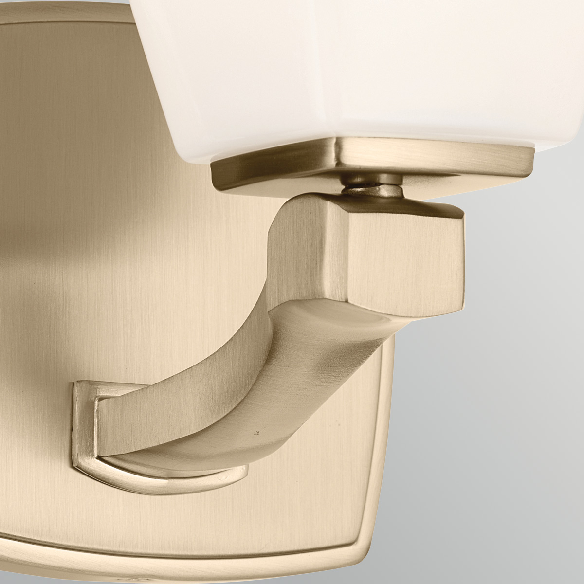 Marant 24cm Bronzen badkamerlamp Van Elstead Lighting - De armatuur is gemaakt van metaal met een champagnekleurige bronzen afwerking en heeft een robuuste, zacht gevormde arm die de lamp een modern karakter geeft.