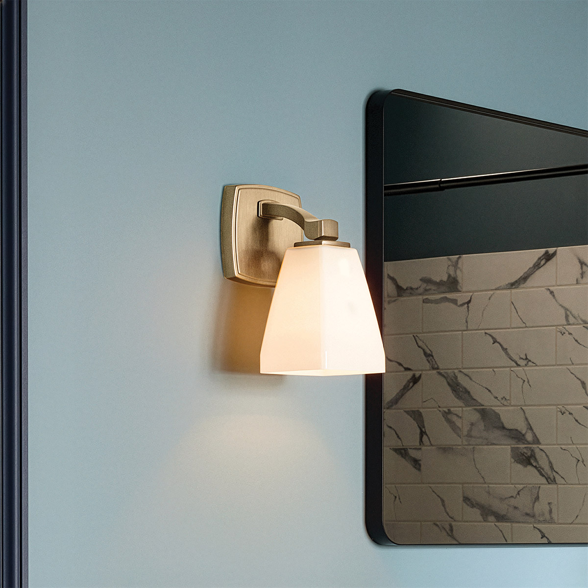 Marant 24cm Bronzen badkamerlamp Van Elstead Lighting - De armatuur is gemaakt van metaal met een champagnekleurige bronzen afwerking en heeft een robuuste, zacht gevormde arm die de lamp een modern karakter geeft.