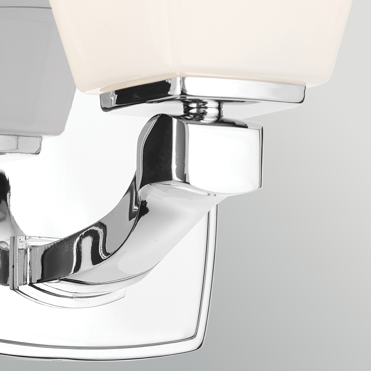 Marant 24cm Chroom badkamerlamp Van Elstead Lighting - De armatuur is gemaakt van metaal met een glanzende chroomafwerking en heeft een robuuste, elegant gevormde arm die de lamp een modern karakter geeft.