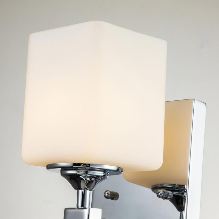 Marette 40cm Chroom badkamerlamp Van Elstead Lighting - De wandlamp Marette heeft een elegante, gedraaide arm van gepolijst chroom en een lampenkap van satijngeëtst opaalglas.