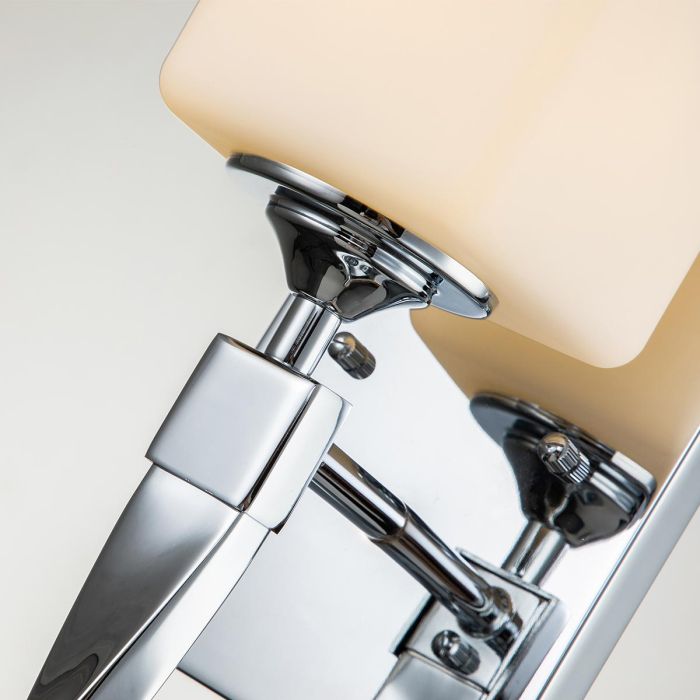 Marette 40cm Chroom badkamerlamp Van Elstead Lighting - De wandlamp Marette heeft een elegante, gedraaide arm van gepolijst chroom en een lampenkap van satijngeëtst opaalglas.