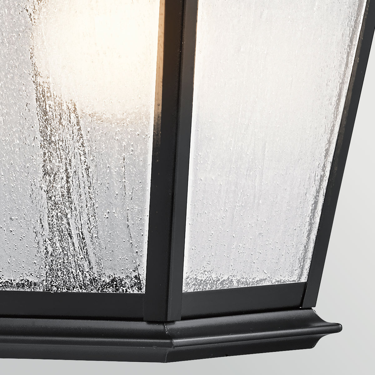 Mount Vernon Zwart buitenlamp Van Elstead Lighting - De armatuur is gemaakt van zwart metaal en gecombineerd met helder glas met een prachtig ruwe structuur die de lamp een levendige en karakteristieke uitstraling geeft.