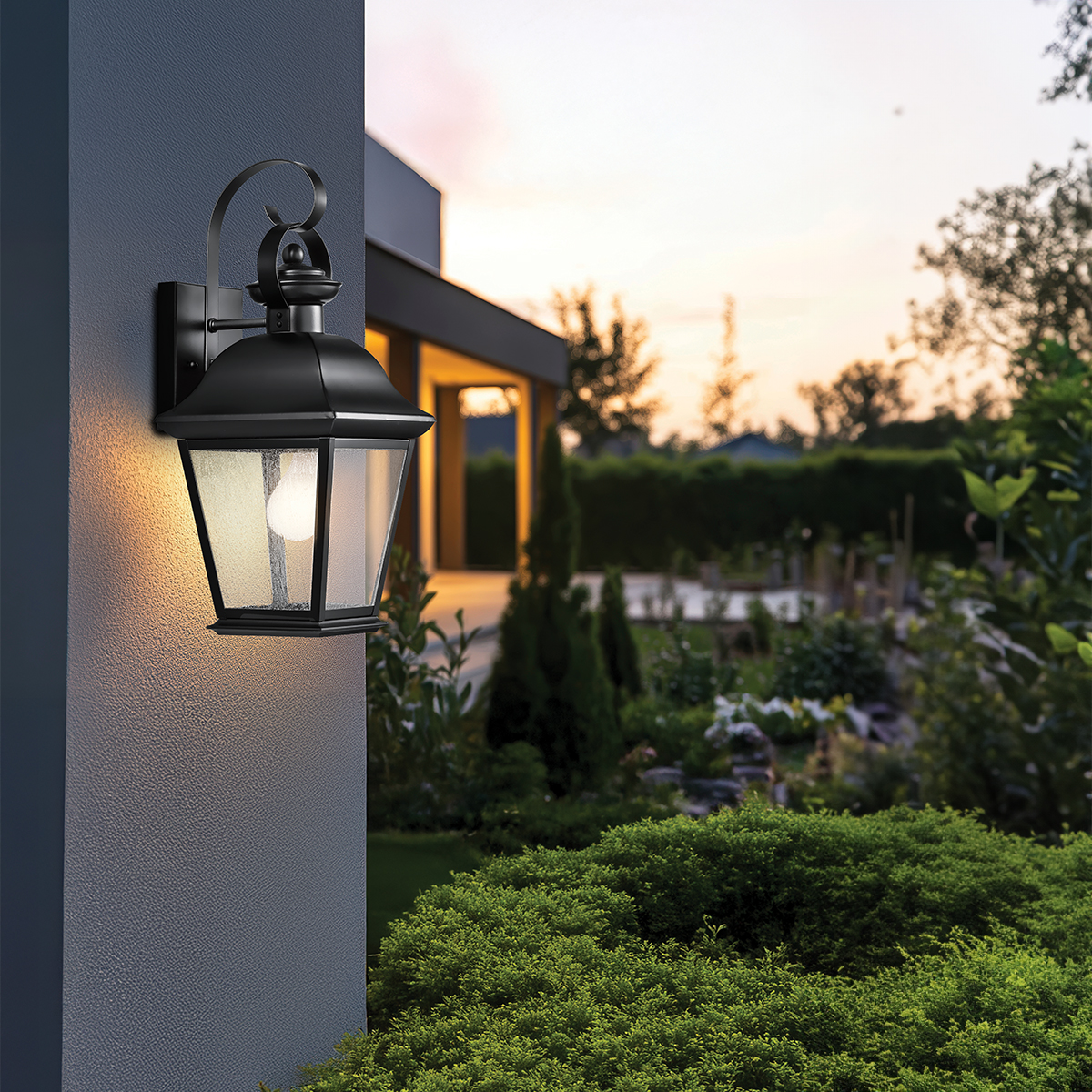 Mount Vernon Zwart buitenlamp Van Elstead Lighting - De armatuur is gemaakt van zwart metaal en gecombineerd met helder glas met een prachtig ruwe structuur die de lamp een levendige en karakteristieke uitstraling geeft.